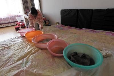 普陀楼上漏水，住户失联，小区没物管，业主维权难！律师来支招……